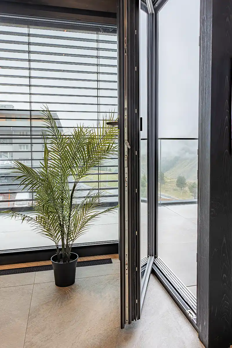 Schreibtisch aus Naturholz, kombiniert mit einem stilvollen Stuhl und minimalistischer Einrichtung, ideal für die Gestaltung eines ruhigen Arbeitsbereichs zu Hause.