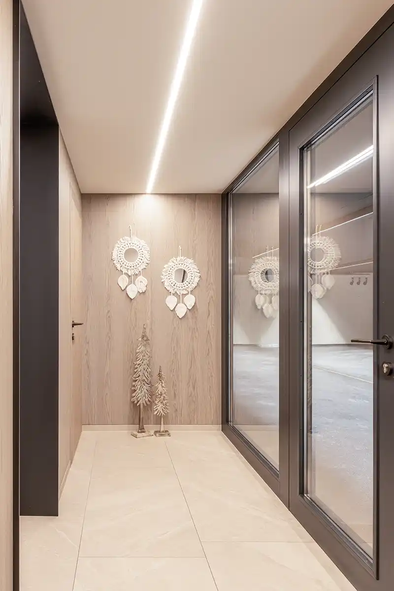 Schreibtisch aus Naturholz, kombiniert mit einem stilvollen Stuhl und minimalistischer Einrichtung, ideal für die Gestaltung eines ruhigen Arbeitsbereichs zu Hause.