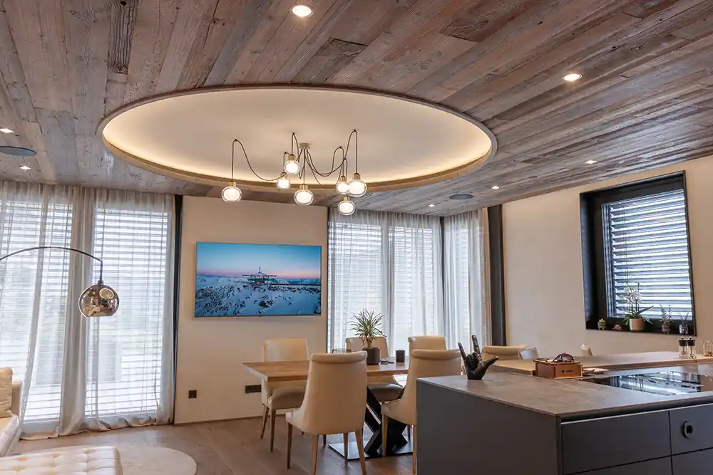 Moderne Kommode aus Holz auf Beinen